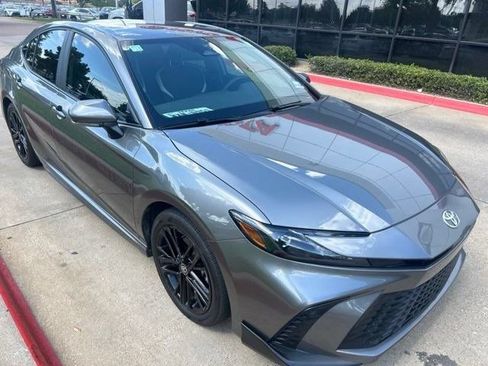 Used 2025 Toyota Camry SE FWD image 5
