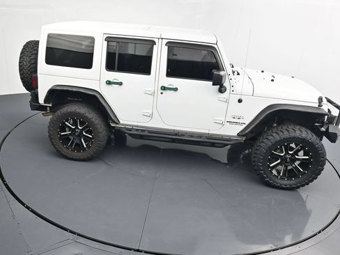 Used 2017 Jeep Wrangler Unlimited Sahara w/ Max Tow Package AWD/4WD image 31