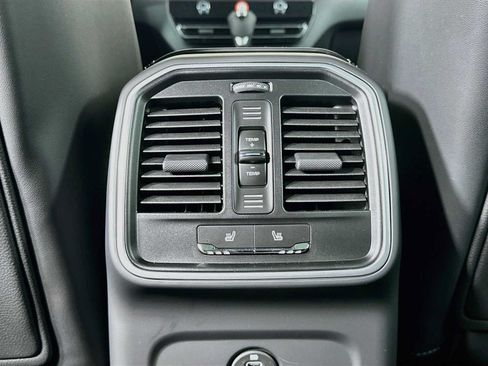 Certified 2025 Porsche Macan AWD/4WD image 25