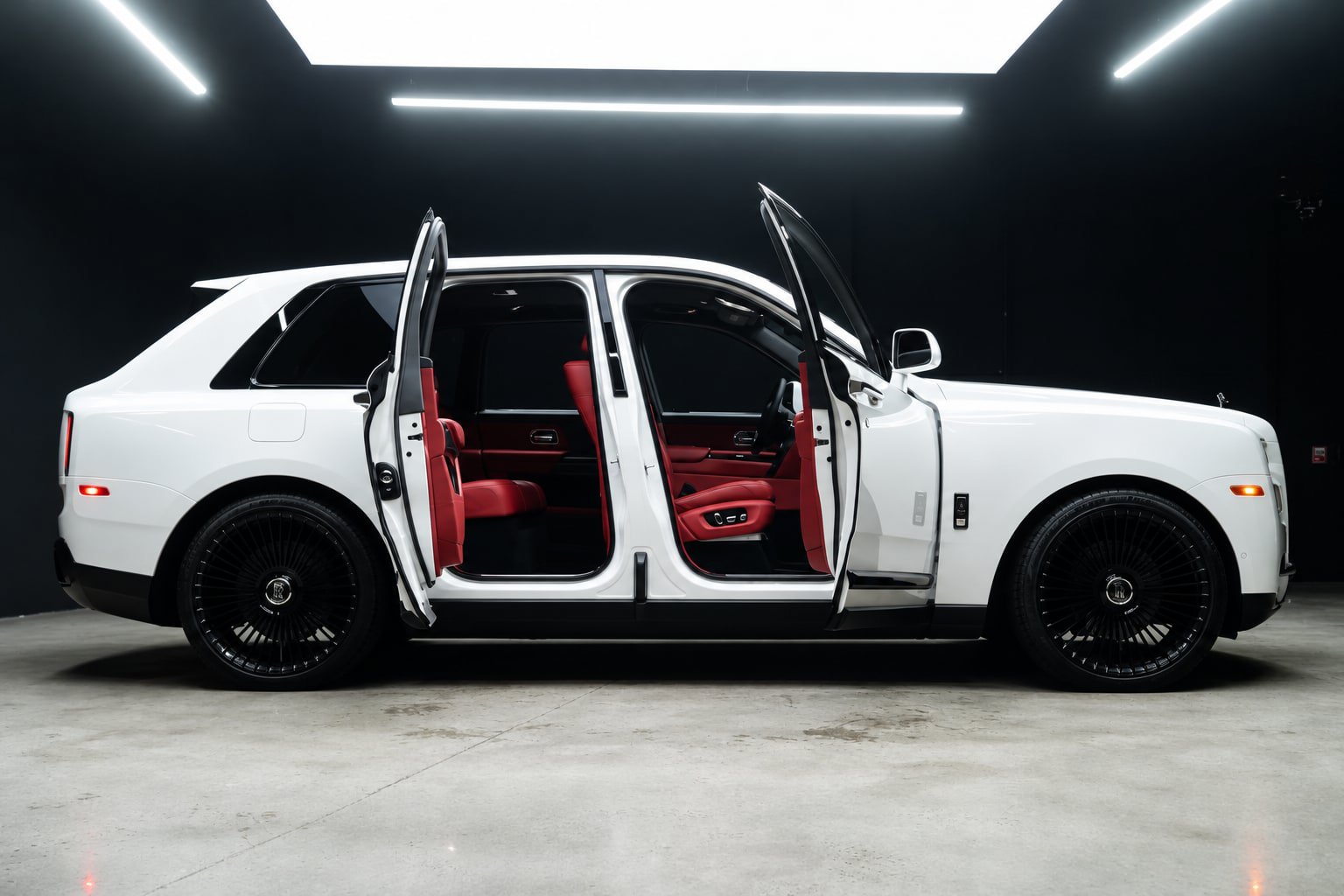 Used 2023 Rolls-Royce Cullinan Black Badge AWD/4WD image 7