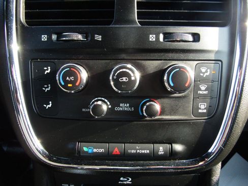Used 2014 Dodge Grand Caravan SXT FWD image 16