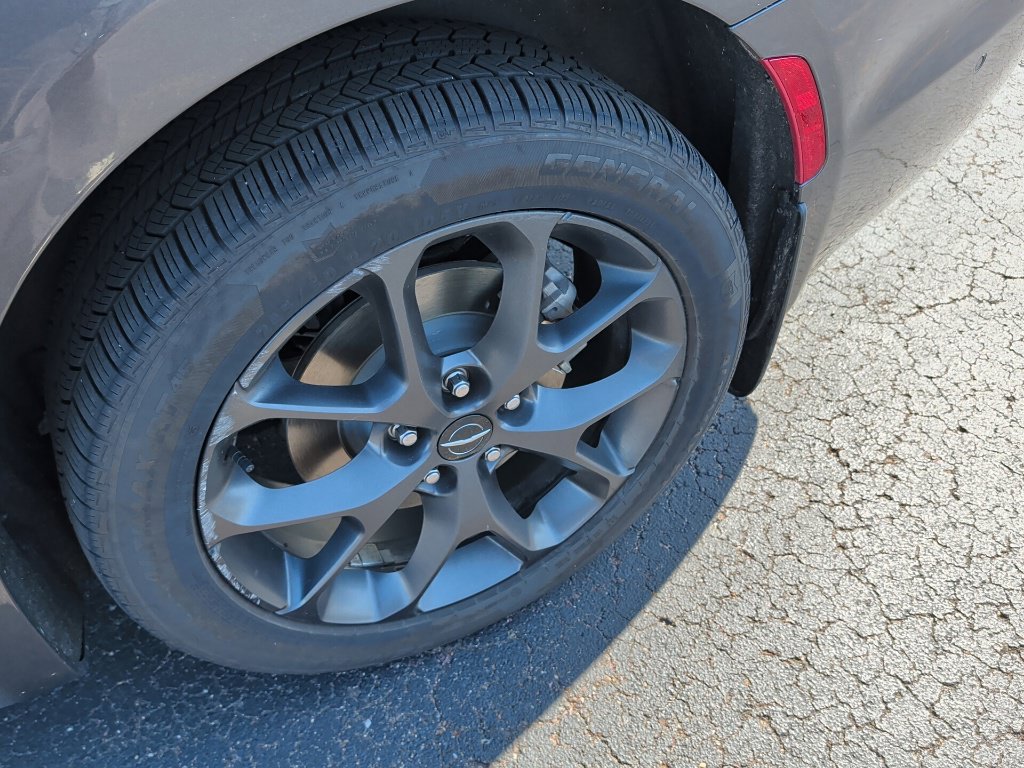 Used 2022 Chrysler Pacifica Touring-L w/ Uconnect Theater Family Group AWD/4WD image 10