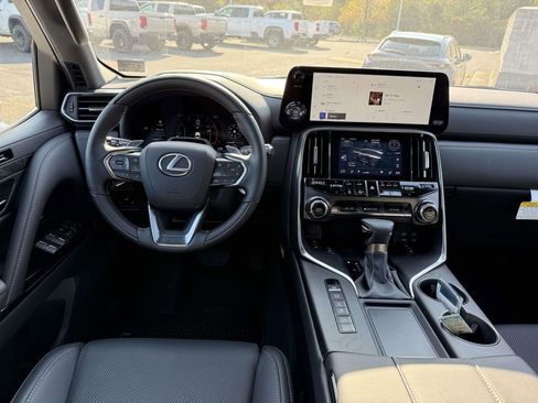 Used 2025 Lexus LX 600 4WD w/ Accessory Package (2T) image 8
