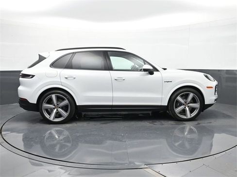 New 2025 Porsche Cayenne E-Hybrid image 21