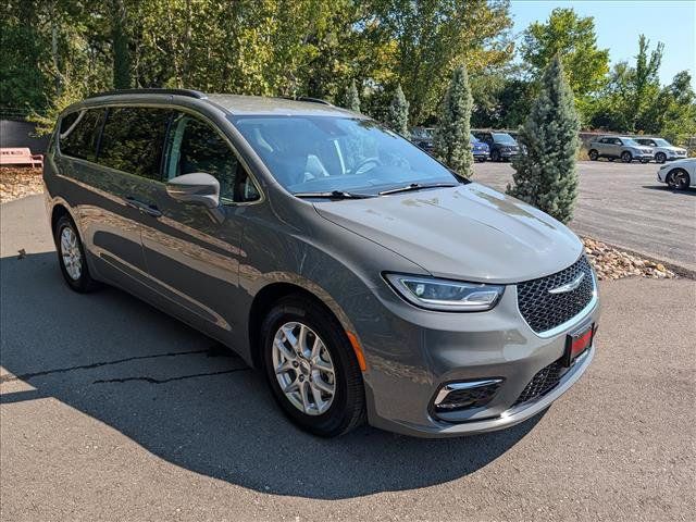 Used 2022 Chrysler Pacifica Touring-L w/ Uconnect Theater Family Group FWD image 7
