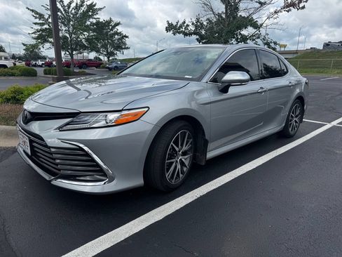 Used 2024 Toyota Camry XLE FWD image 1