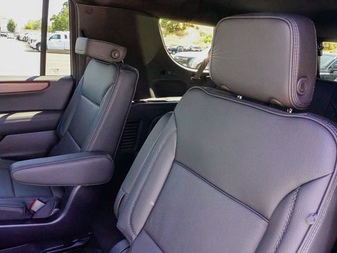 New 2026 GMC Yukon XL Denali w/ Denali Reserve Package AWD/4WD image 10