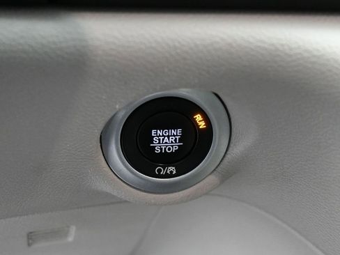 Used 2023 Chrysler Pacifica Touring-L image 16