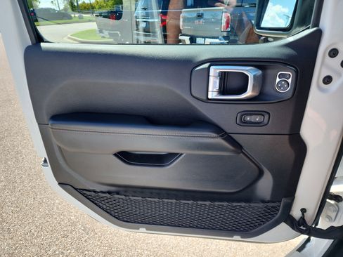 Used 2024 Jeep Wrangler Sahara image 17