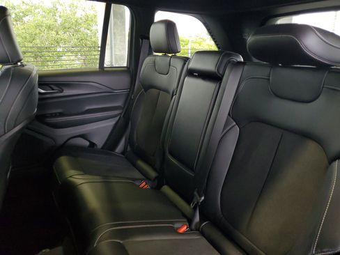 Used 2023 Jeep Grand Cherokee Altitude AWD/4WD image 8