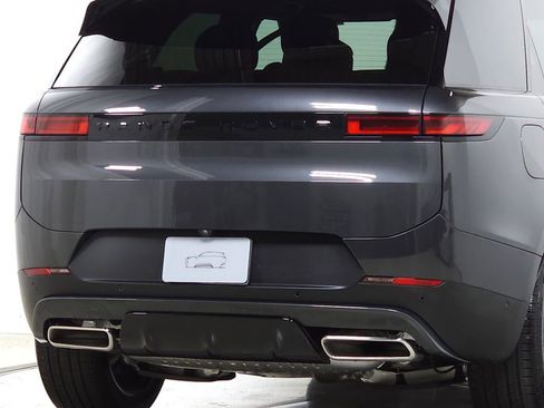 Used 2025 Land Rover Range Rover Sport SE image 8