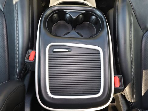 Used 2023 Chrysler Pacifica Touring-L image 22