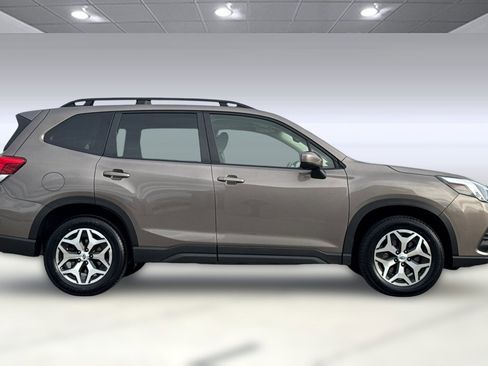 Used 2023 Subaru Forester Premium image 2