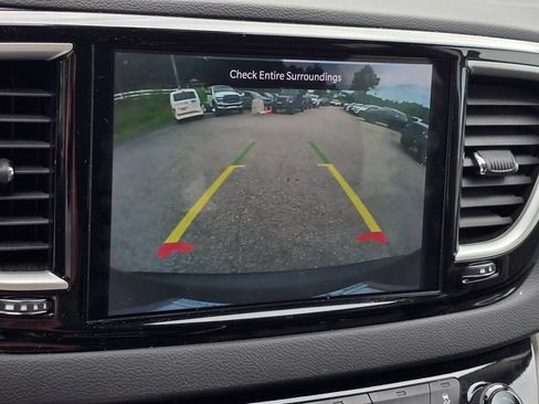 Used 2024 Chrysler Pacifica Touring-L FWD image 9
