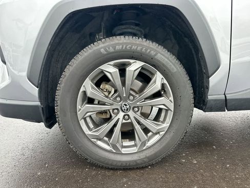 Used 2022 Toyota RAV4 XLE Premium image 19