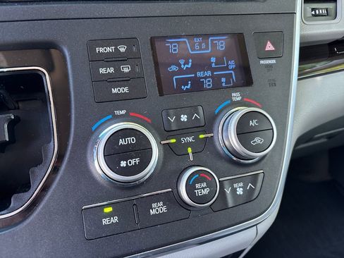 Used 2017 Toyota Sienna XLE Premium FWD image 23