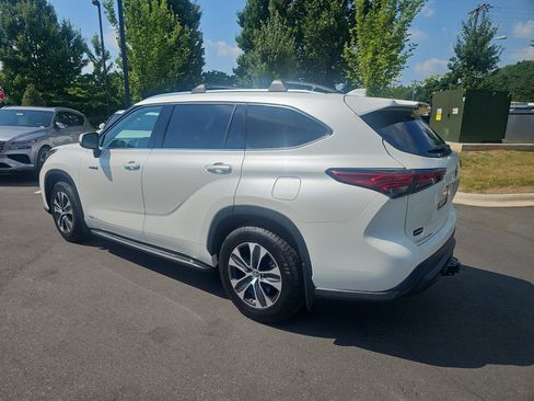 Used 2021 Toyota Highlander XLE AWD/4WD image 6