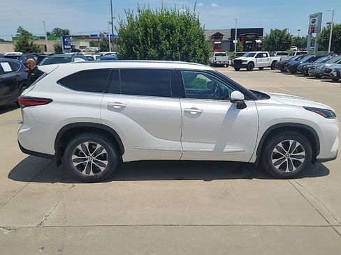 Used 2021 Toyota Highlander XLE FWD image 4