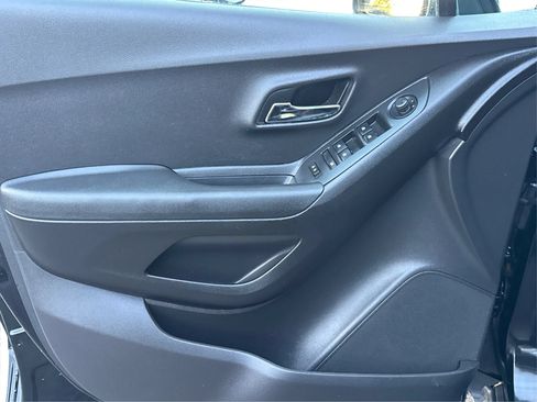 Used 2017 Chevrolet Trax LS FWD image 21