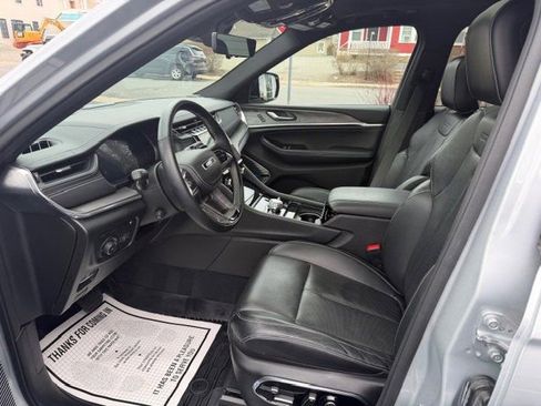 Used 2023 Jeep Grand Cherokee Overland w/ Advanced Protech Group III AWD/4WD image 6