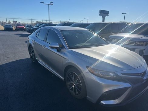 Used 2024 Toyota Camry SE image 4