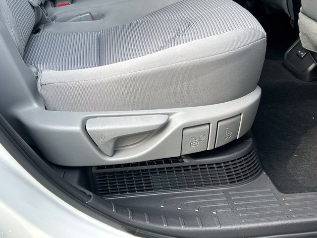 Used 2022 Toyota Highlander LE AWD/4WD image 42