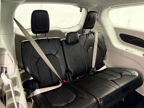 Used 2024 Chrysler Pacifica Touring-L image 27