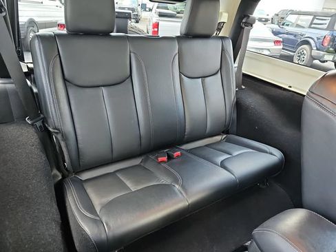 Used 2018 Jeep Wrangler Sahara AWD/4WD image 13