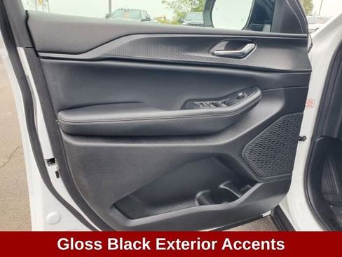 Used 2024 Jeep Grand Cherokee L Laredo image 8