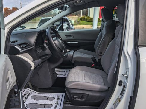 Used 2024 Toyota Sienna LE image 13