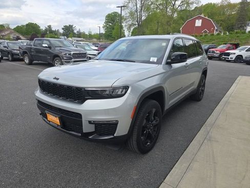 Certified 2025 Jeep Grand Cherokee L Limited w/ Black Appearance Package image 3