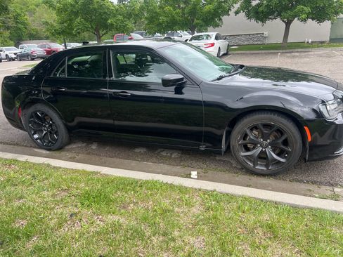 Used 2022 Chrysler 300 Touring w/ Sport Appearance Package RWD image 4