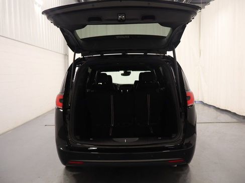 New 2026 Chrysler Pacifica Select image 12