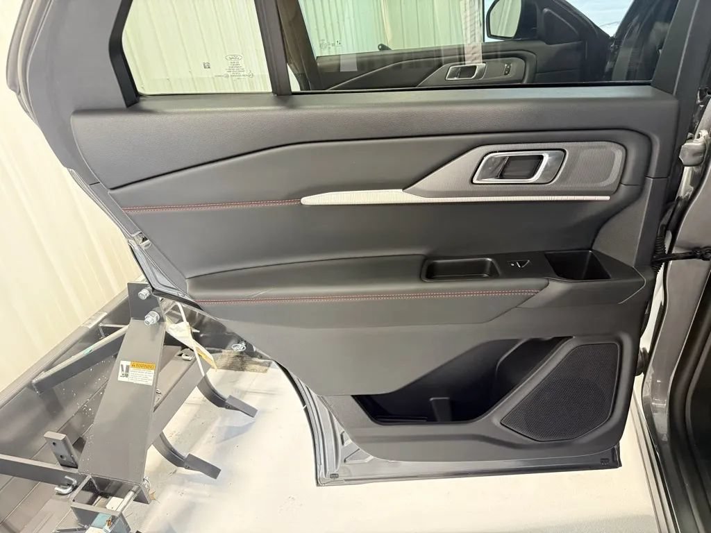 Used 2025 Ford Explorer ST-Line w/ ST-Line Street Pack AWD/4WD image 24