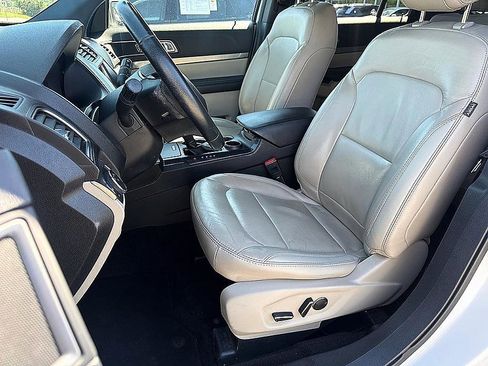 Used 2018 Ford Explorer XLT w/ Equipment Group 202A FWD image 14