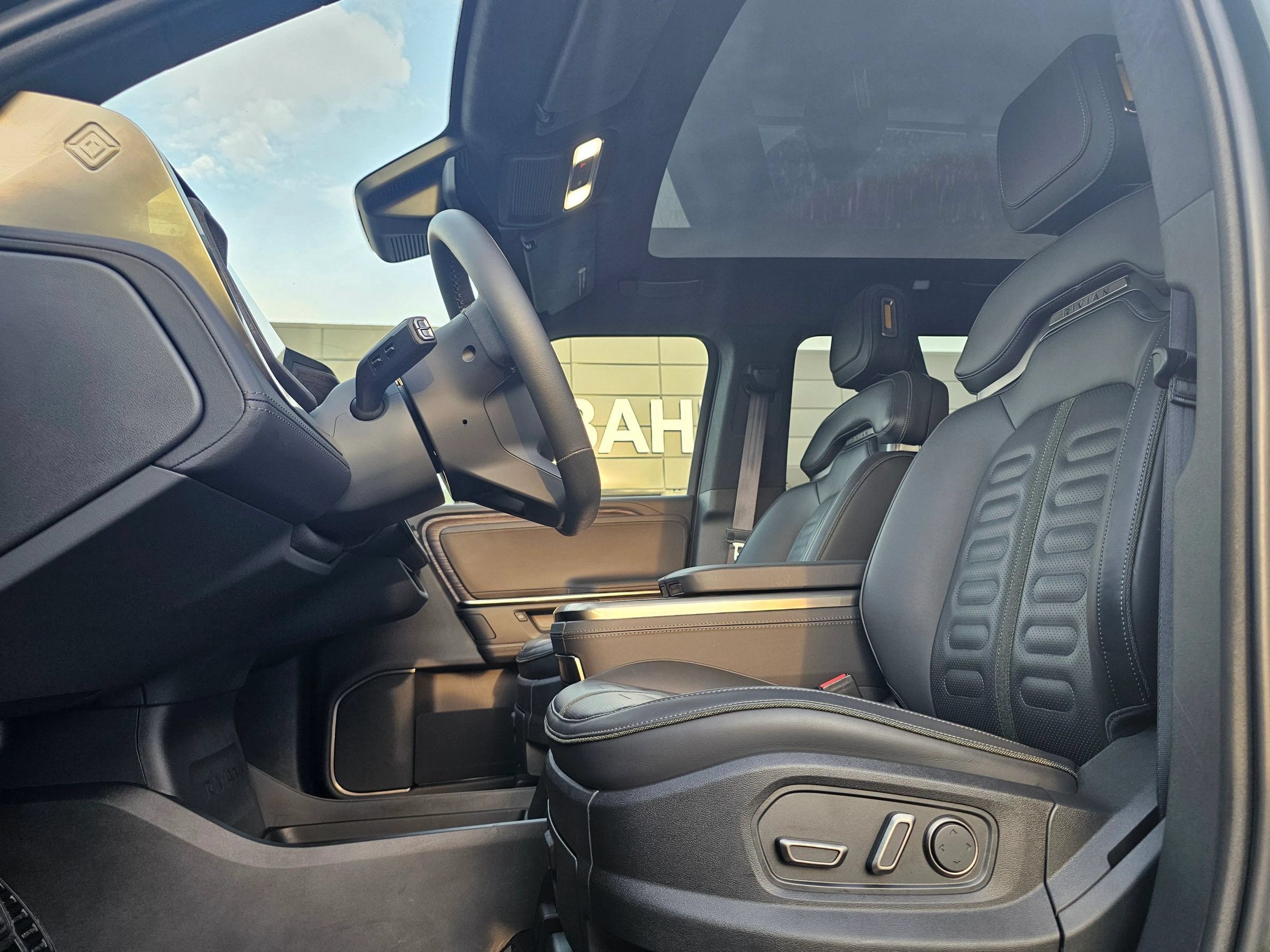 Used 2025 Rivian R1S Adventure Dual AWD/4WD image 12