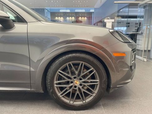 Used 2025 Porsche Cayenne image 24