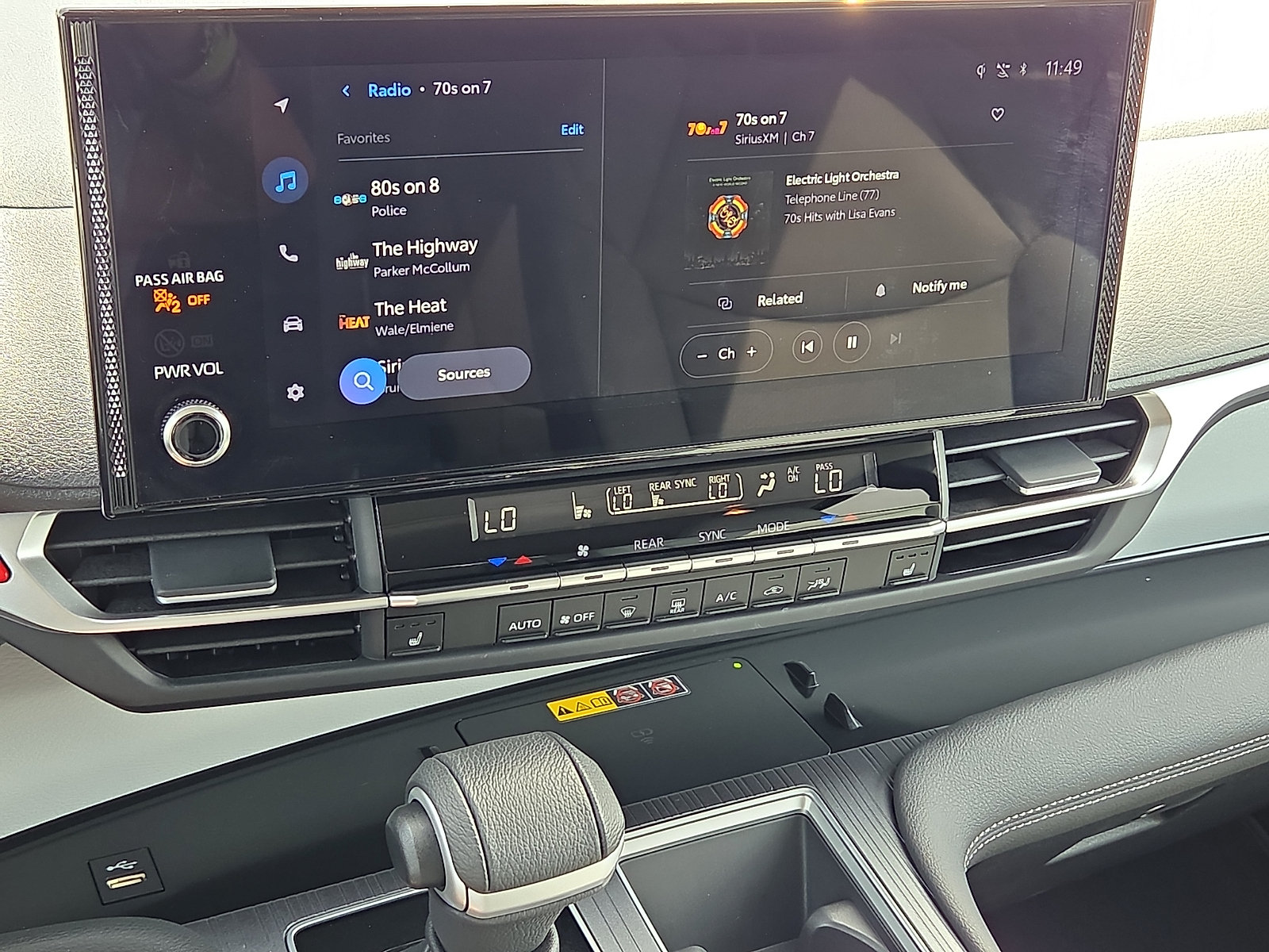 Used 2025 Toyota Sienna XLE FWD image 18