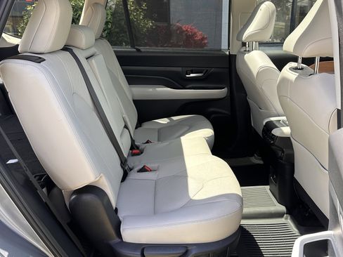 Used 2025 Toyota Grand Highlander AWD Hybrid image 25
