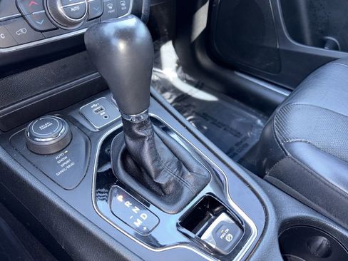 Used 2019 Jeep Cherokee Limited AWD/4WD image 20
