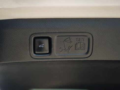 Used 2018 Ford Expedition XLT w/ Equipment Group 202A AWD/4WD image 15