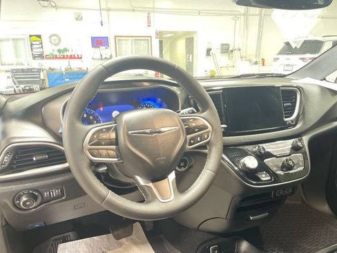 Certified 2025 Chrysler Pacifica Select FWD image 14