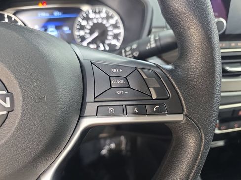 Used 2024 Nissan Altima 2.5 SV FWD image 17