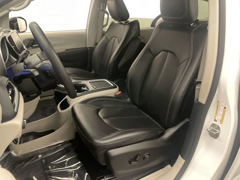 Used 2024 Chrysler Pacifica Touring-L FWD image 12