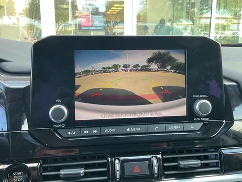 Used 2025 Nissan Pathfinder SV FWD image 24