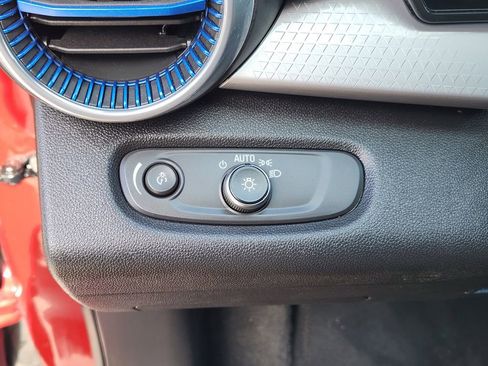 Used 2025 Chevrolet Trax LT w/ LT Convenience Package image 25