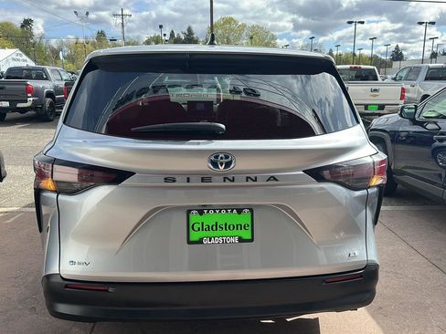 Used 2025 Toyota Sienna LE FWD image 4