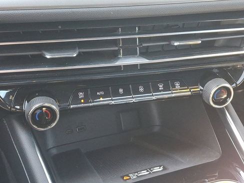 Certified 2025 Chevrolet Traverse LT image 17