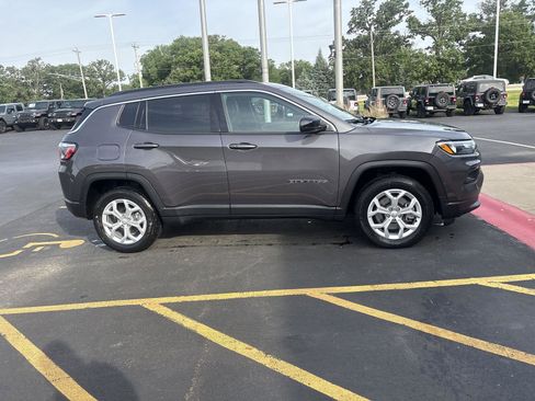 Used 2024 Jeep Compass Latitude w/ Sun and Sound Group AWD/4WD image 4