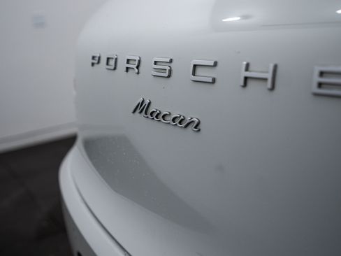 Certified 2018 Porsche Macan image 27